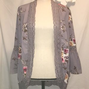 Lightweight kimono with lace at edge and sleeves